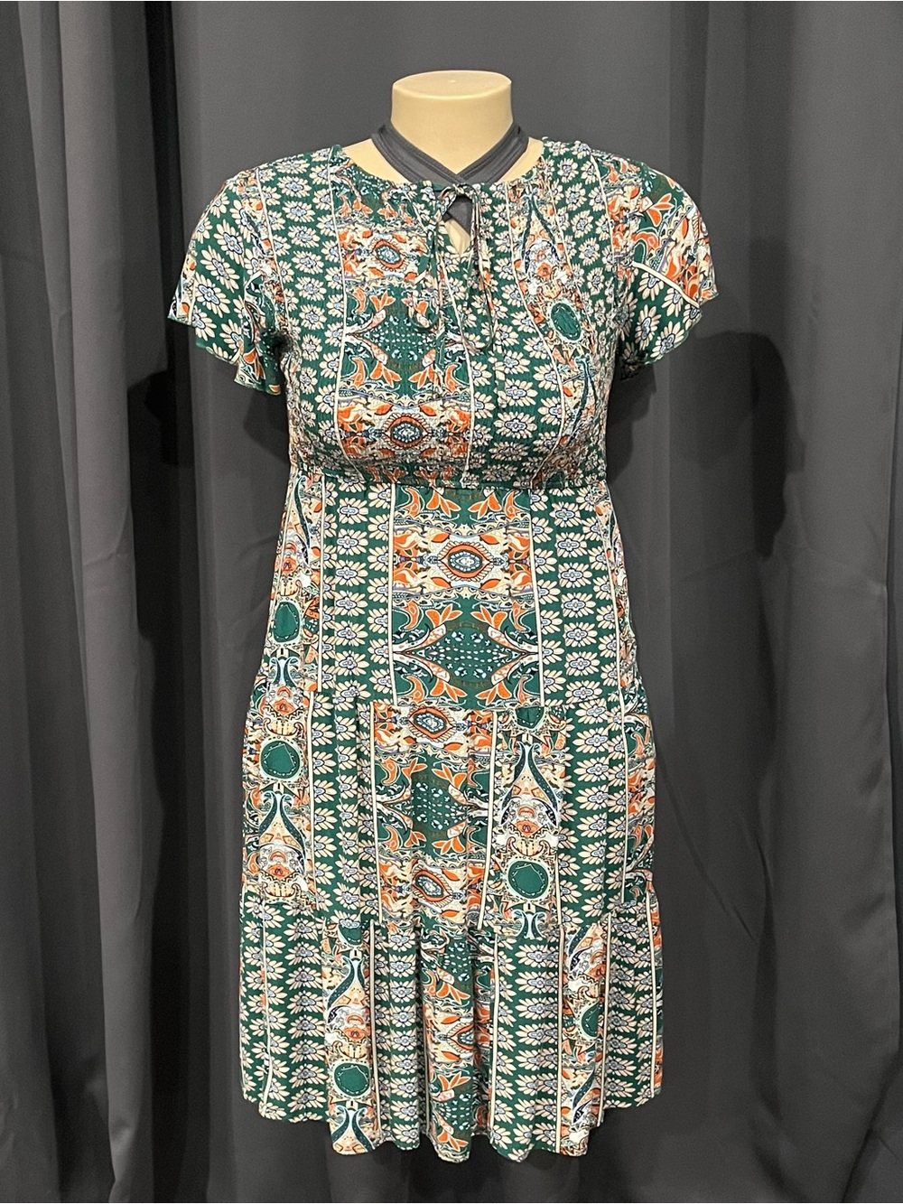 Elings XL Smocked Tiered Cape Sleeve Neck Tie Green Floral‎ Midi Boho Dress.